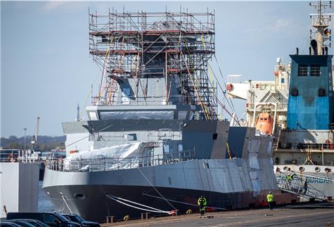 Ein Marineschiff vom Typ Meko 200 für Ägypten liegt im Neustädter Hafen.