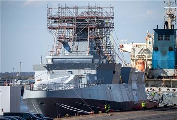 Ein Marineschiff vom Typ Meko 200 für Ägypten liegt im Neustädter Hafen.