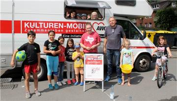 Das KulturenMobil steht zu unterschiedlichen Zeiten an vier Standorten in Zeven. Das Ziel ist es, die verschiedenen Kulturen miteinander an einen Tisch zu bringen und damit einen Teil zur Integration beizutragen.