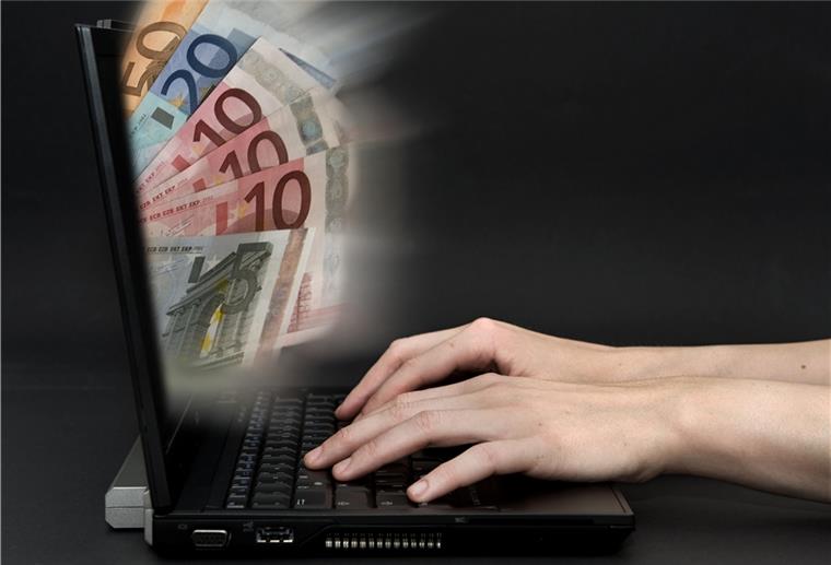 Berater ziehen in andere Filialen Das Kundenverhalten hat sich seit Beginn der Corona-Pandemie stark verändert. Immer mehr setzen auf Online-Banking, Beratung am Telefon oder Bezahlen per Card auf dem Smartphone. Symbolfoto: Schierenbeck/dpa