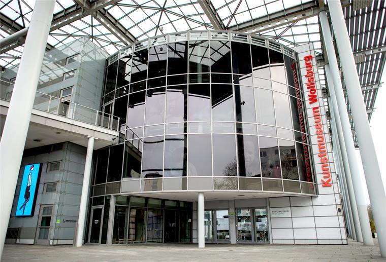 Menschenleer ist der Platz vor dem Kunstmuseum im Zentrum der Stadt.