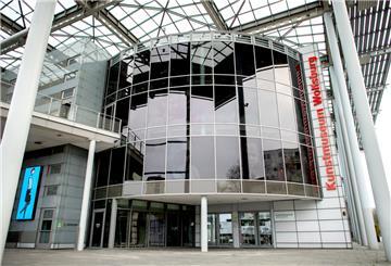 Menschenleer ist der Platz vor dem Kunstmuseum im Zentrum der Stadt.