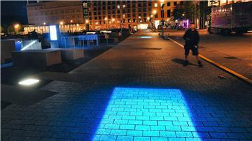 Das Kunstwerk am Denkmal für die ermordeten Juden Europas soll einen Beitrag dazu leisten, Menschen unabhängig von ihrer Glaubensrichtung zum Nachdenken anzuregen und in der Mitmenschlichkeit zu verbinden.