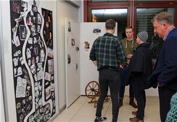Das Kunstwerk „Toys for Boys” greift Sexismus, Unterdrückung, Benachteiligung und Diskriminierung aufgrund des Geschlechts auf und will darauf hinweisen, dass Frauen bis heute häufig auf ihre Figur reduziert werden