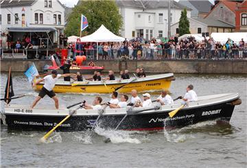 Das Kutterrennen im Braker Binnenhafen konnte zuletzt im Jahr 2019 stattfinden. Beim Finale gab es ein bislang einmaliges Ergebnis: Zeitgleich schlugen die Steuerleute der beiden Finalisten Holzwürmer (vorne) und Tonnengeier die Zielboje an.