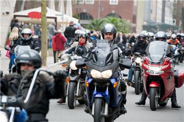 Das Läuten der Glocken wurde den knatternden Motoren fast gänzlich überdeckt. Mit einem Motorrad-Gottesdienst hat die evangelische Kirche in Bremerhaven am Sonntag die Biker-Saison eröffnet.