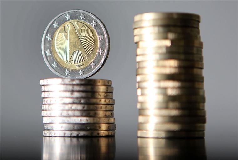 Euro-Münzen sind übereinander gestapelt.