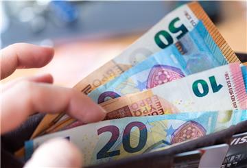 Das Land Bremen soll kleine Unternehmen und Soloselbstständige mit finanziellen Hilfen schnell und unbürokratisch unterstützen, fordert die FDP.