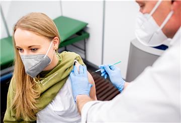 Marie Rohlfs, Erzieherin im Kindergarten Sternschnuppe, erhält vom Impfberechtigten Thomas Holler im Impfzentrum in der Messehalle ihre Impfung mit dem Impfstoff von AstraZeneca. Die Gesundheitsbehörden in Bremen haben nach dem Beschluss der Gesundheitsministerkonferenz von Anfang der Woche bereits die ersten Erzieherinnen und Erzieher aus Kindertagseinrichtungen geimpft. 