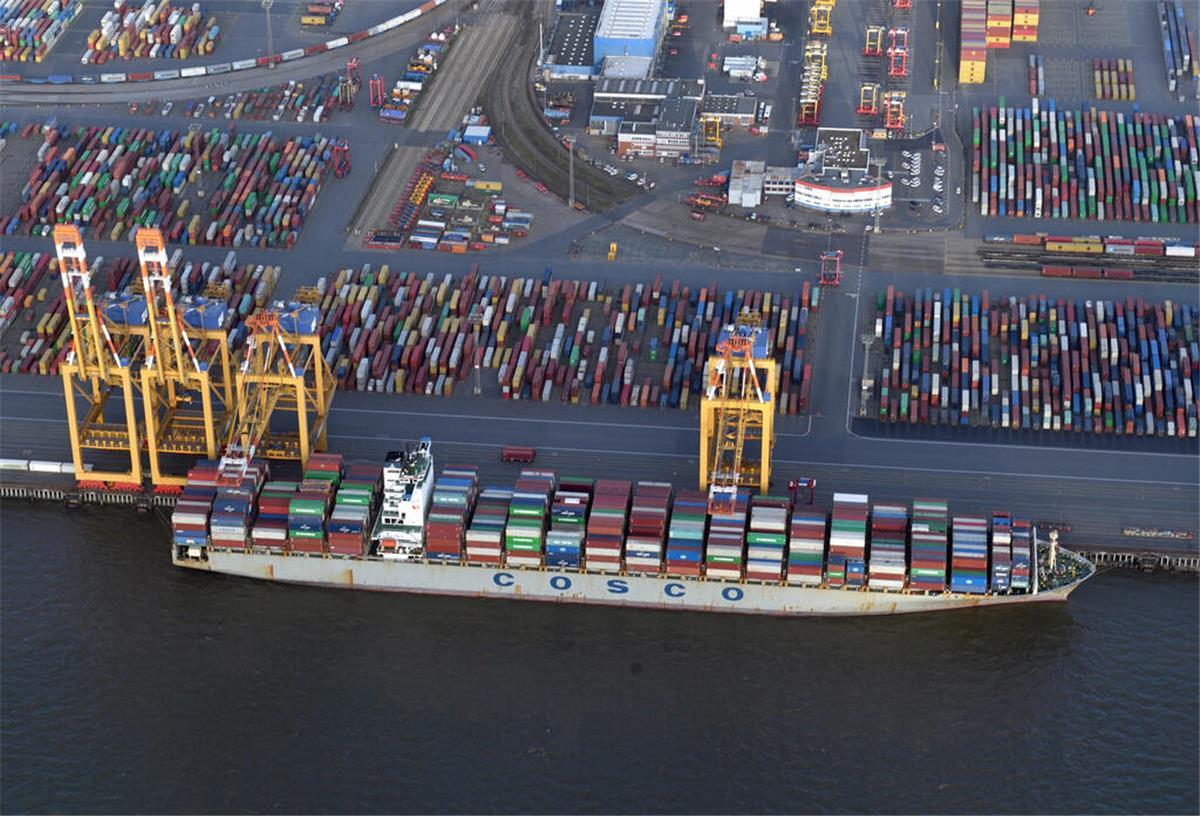 Bremerhaven: Eurogate automatisiert - Arbeiter fürchten um Jobs Schiff am Liegeplatz
