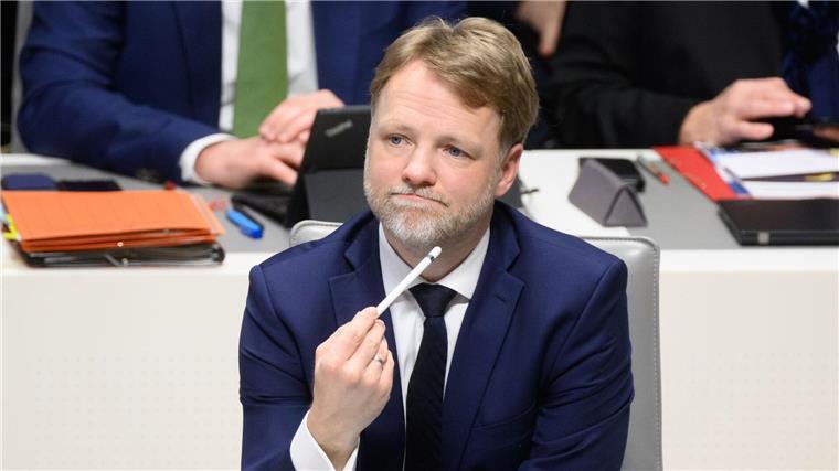 Niedersachsen droht Solarausbau-Ziel zu verpassen Das Land habe beim Solarausbau eine Vorbildfunktion, sagt Finanzminister Heere. (Archivbild)