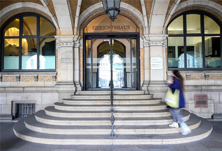 Das Landgericht Bremen hat am Montag einen 44-jährigen Altenpfleger zu einer lebenslangen Freiheitsstrafe verurteilt.