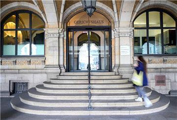 Das Landgericht Bremen hat am Montag einen 44-jährigen Altenpfleger zu einer lebenslangen Freiheitsstrafe verurteilt.