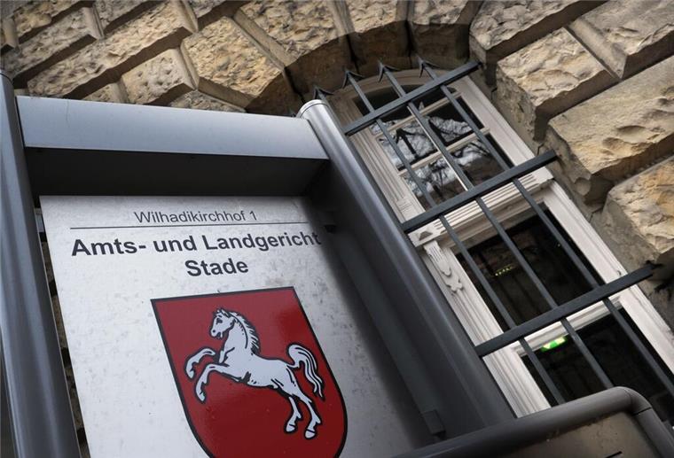 Vor einem Gebäude steht ein Schild mit der Aufschrift "Amts- und Landgericht Stade".