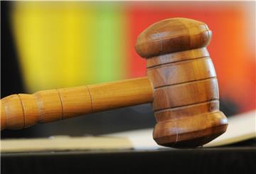 Das Landgericht Oldenburg hat entschieden: Wegen übelster Widerstandshandlungen und tätlichen Angriffs auf Polizeibeamte hat es einen 32 Jahre alten Mann aus Ovelgönne zu einer Geldstrafe von 5000 Euro verurteilt. Damit ist der Mann vorbestraft.