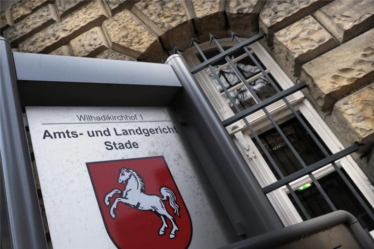 Das Landgericht Stade hat ein Urteil gefällt im Fall der jungen Mutter, die in Debstedt ihr Kind und eine Polizistin mit einem Messer bedroht hat.