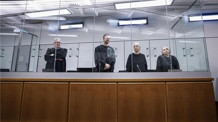 Das Landgericht Verden lehnte die Anträge der Verteidigung ab. Die frühere RAF-Terroristin Daniela Klette (2.v.r.) wird von Ulrich von Klinggräff, Lukas Theune und Undine Weyers (v.l.) vertreten.