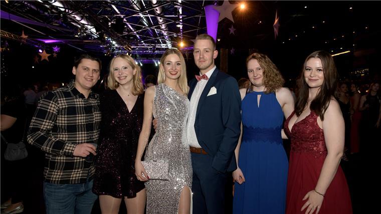 Das lange Abendkleid gehörte bei vielen Besucherinnen dazu.