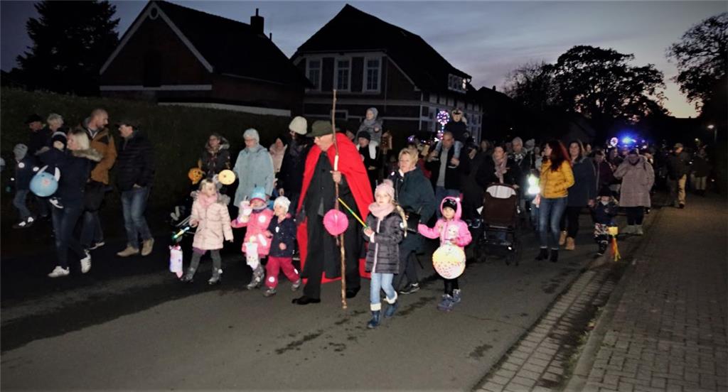 Das Laternelaufen gehört dazu. Lichterfest in Beverstedt. Foto: Heins