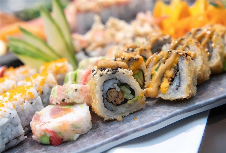 Sushi auf einem Tablett