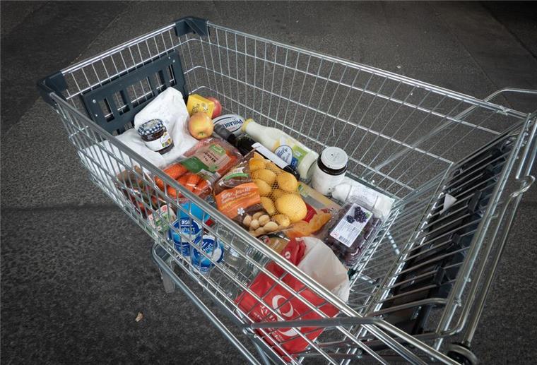 Lebensmittel liegen in einem Geschäft in einem Einkaufswagen. Das Leben in Deutschland hat sich zuletzt nicht mehr ganz so stark verteuert. Dennoch sind die Preise für viele Dinge des täglichen Bedarfs gestiegen. Das wirkt sich auch aufs Sparen fürs Alter aus.