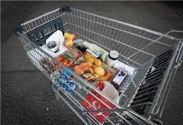 Lebensmittel liegen in einem Geschäft in einem Einkaufswagen. Das Leben in Deutschland hat sich zuletzt nicht mehr ganz so stark verteuert. Dennoch sind die Preise für viele Dinge des täglichen Bedarfs gestiegen. Das wirkt sich auch aufs Sparen fürs Alter aus.
