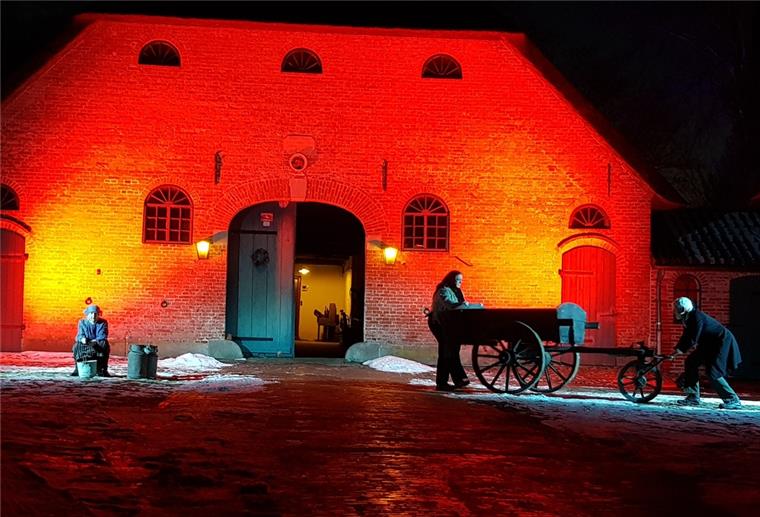 Allmershof Rechtenfleth leuchtet zum Geburtstag Das Letzte Kleinod gestaltete im prächtig illuminierten Allmershof Rechtenfleth eine kleine Hommage zum 200. Geburtstag des Dichters Hermann Allmers. Foto Loskant