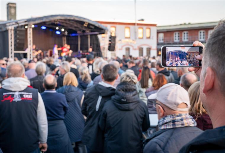 Das letzte Konzert beim Musiksommer 2023 mit der Band "Floyd Unlimited" hat rund 3000 Menschen in den Fischereihafen gelockt.