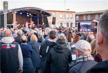 Das letzte Konzert beim Musiksommer 2023 mit der Band "Floyd Unlimited" hat rund 3000 Menschen in den Fischereihafen gelockt.