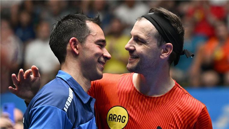 Das letzte Match der Karriere: Timo Boll gratuliert dem Brasilianer Hugo Calderano.