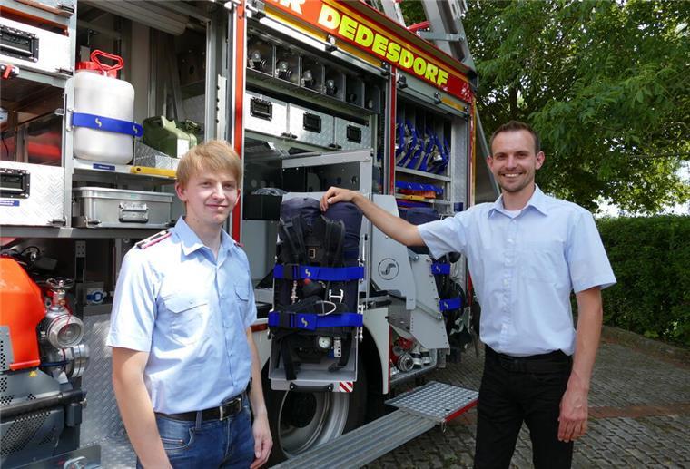 Das LF 20 verfügt unter anderem über Zweiflaschen-Atemschutzgeräte: Niklas Böttjer (l.) und Fabian Ewelt zeigten die Ausstattung des neuen Fahrzeuges.