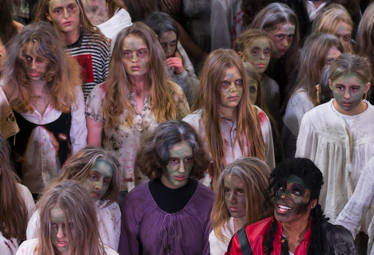 150 Zombies tanzen zu „Thriller“ im Hamburger Hauptbahnhof Das Lied ist aus den 1980er Jahren.