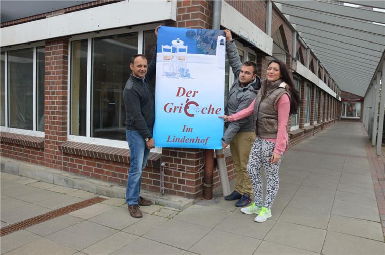 Das Lindenhof-Zentrum entwickelt sich weiter. Voraussichtlich Ende Juni, Anfang Juli eröffnet ein griechisches Restaurant. Darauf freut sich die Betreiberfamilie (von links) Niko Tziopas, Schwiegersohn Giorgio Ntokas und Tochter Vasiliki Tziopas.