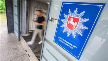 Das LKA Niedersachsen will mit einem neuen Handyvideo die gesuchten Ex-RAF-Mitglieder fassen. (Archivbild)