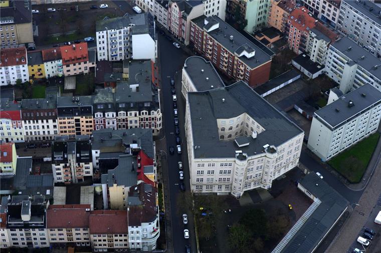 Bremerhaven: Lloyd Gymnasium ist evakuiert worden Das Lloyd Gymnasium in Bremerhaven, Bereich Grazer Straße, wurde evakuiert.