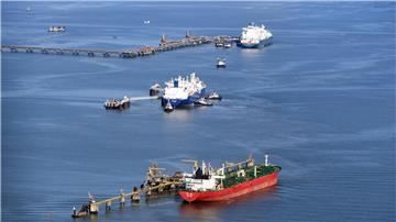 Schiffe und LNG-Terminals. Das LNG-Terminal in Wilhelmshaven gilt als Schlüsselprojekt der deutschen Energieversorgung – doch seine Auslastung ist umstritten.