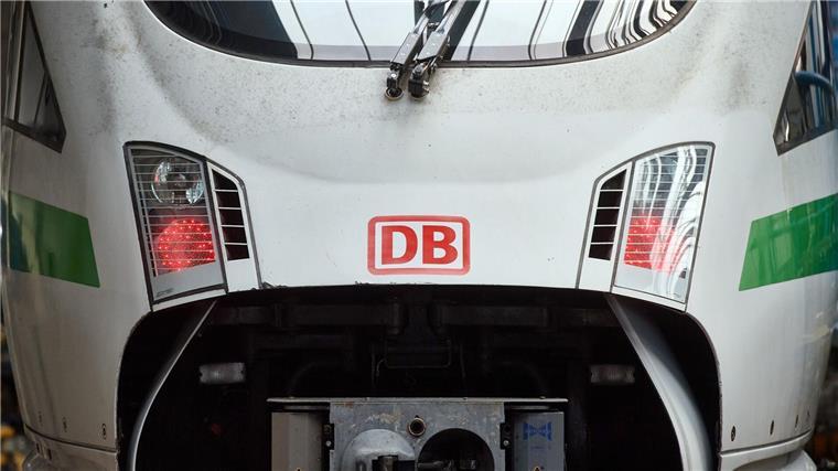 Umleitung von Zügen zwischen Braunschweig und Wolfsburg Das Logo der Deutschen Bahn ist auf der Front eines ICE zu sehen.