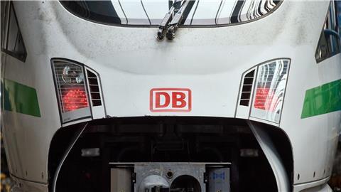 Das Logo der Deutschen Bahn ist auf der Front eines ICE zu sehen.