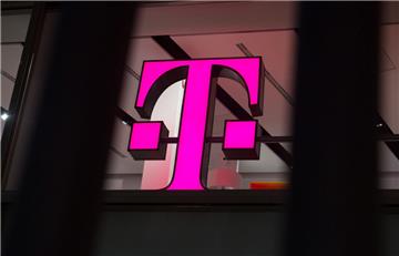 Das Logo der Deutschen Telekom steht in einer Verkaufsfiliale des Unternehmens in der Innenstadt.