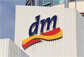 Das Logo der Drogeriemarktkette „dm“.