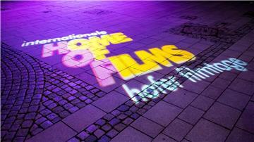 Das Logo der internationalen Hofer Filmtage wird in der Hofer Innenstadt auf den Boden projiziert.