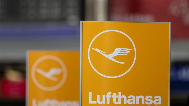 Innerdeutsche Flüge stark gebucht: Lufthansa stockt auf Das Logo der Lufthansa ist auf einem Schild im Terminal 1 des Flughafens zu sehen.