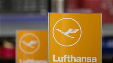 Das Logo der Lufthansa ist auf einem Schild im Terminal 1 des Flughafens zu sehen.