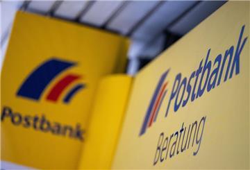 Das Logo der Postbank ist an einer Filiale zu sehen.