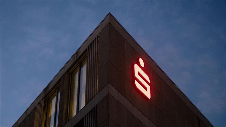 Das Logo der Sparkasse ist an der Fassade eines Gebäudes zu sehen.
