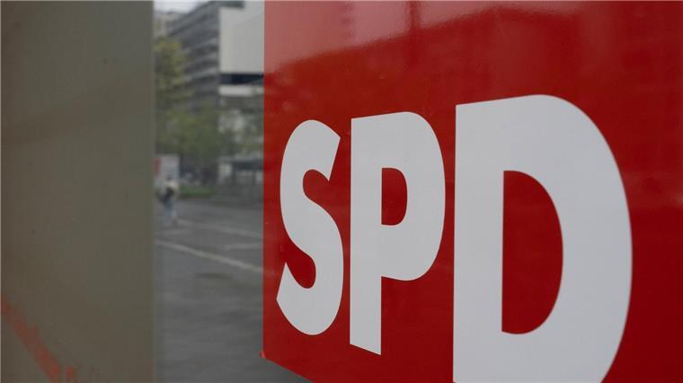 Umfrage: SPD liegt zehn Tage vor Bremen-Wahl vor CDU Das Logo der SPD ist an der Fasade einer Geschäftsstelle zu sehen.