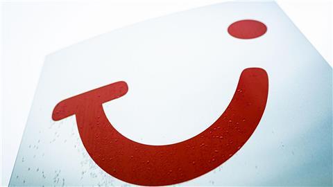 Das Logo der Tui AG ist auf einem Schild zu sehen.
