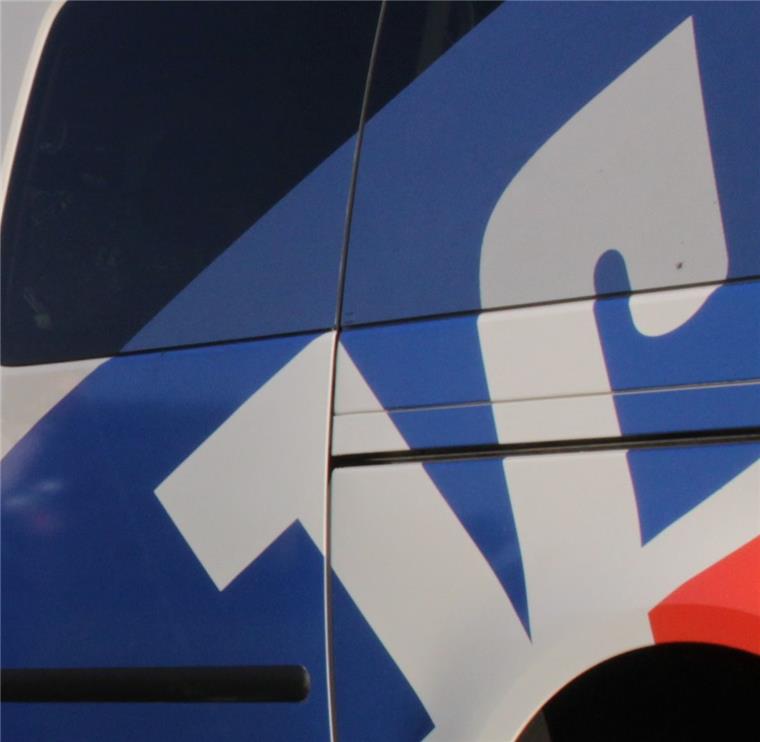 Das Logo der Volksbank auf einem Firmenwagen.