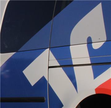 Das Logo der Volksbank auf einem Firmenwagen.