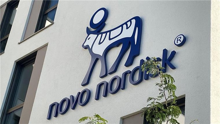 Das Logo des dänischen Pharmaunternehmens Novo Nordisk an der Fassade der neuen Deutschlandzentrale.
